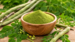 Μορίνγκα Σκόνη (Moringa oleifera) 100γρ Η Μορίνγκα Σκόνη (Moringa oleifera) 100γρ Στο βοτανοπωλείο DonCapone, η Μορίνγκα θεωρείται μία από τις πιο θρεπτικές υπερτροφές της φύσης. Το φυτό Moringa oleifera είναι γνωστό παγκοσμίως ως “το δέντρο της ζωής”, χάρη στην εξαιρετικά πλούσια περιεκτικότητά του σε βιταμίνες, μέταλλα, φυτικές πρωτεΐνες και αντιοξειδωτικά στοιχεία. Η σκόνη μορίνγκα προέρχεται από αποξηραμένα φύλλα υψηλής ποιότητας και αποτελεί ιδανική επιλογή για όσους επιθυμούν φυσική ενέργεια, τόνωση και ενίσχυση της καθημερινής διατροφής. Χρησιμοποιείται ευρέως σε smoothies, detox προγράμματα και healthy συνταγές. Πότε την προτιμάμε Η Μορίνγκα επιλέγεται συχνά για: φυσική τόνωση και ενέργεια ενίσχυση της καθημερινής διατροφής πρόσληψη φυτικών θρεπτικών στοιχείων υποστήριξη της φυσικής ευεξίας healthy και detox routines αντιοξειδωτική υποστήριξη Αποτελεί μία από τις πιο γνωστές πράσινες υπερτροφές παγκοσμίως. Η γεύση και το άρωμά της Η μορίνγκα έχει φυτική, “πράσινη” και ελαφρώς γήινη γεύση, χαρακτηριστική των φυσικών superfoods. Συνδυάζεται εύκολα με φρούτα, μέλι ή κακάο. Πώς τη χρησιμοποιώ Προσθέστε περίπου 1 κουταλάκι του γλυκού σε: smoothies φυσικούς χυμούς νερό ή φυτικά ροφήματα γιαούρτι energy bowls και healthy συνταγές Ανακατέψτε καλά πριν την κατανάλωση. Συμβουλή από το DonCapone Η μορίνγκα ταιριάζει ιδανικά με σπιρουλίνα, chlorella ή wheatgrass για ολοκληρωμένα green superfood blends υψηλής διατροφικής αξίας. Αποθήκευση Σε δροσερό και ξηρό μέρος Μέσα σε καλά κλεισμένη συσκευασία Μακριά από υγρασία και ήλιο Ταιριάζει με Σπιρουλίνα – για green blends Κριθαρόχορτο – για detox smoothies Κακάο – για πιο ήπια γεύση Μάκα – για ενέργεια Μέλι – για φυσική γλυκύτητα