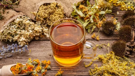 Αφέψημα βοτάνων για καθημερινή υποστήριξη σακχάρου σε γυάλινο φλιτζάνι