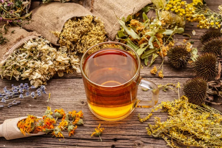 Αφέψημα βοτάνων για καθημερινή υποστήριξη σακχάρου σε γυάλινο φλιτζάνι