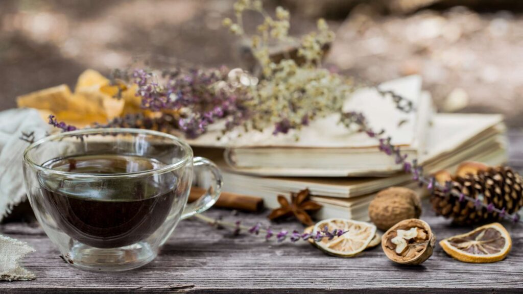 Βότανα για άγχος και στρες σε παραδοσιακό φλιτζάνι τσαγιού