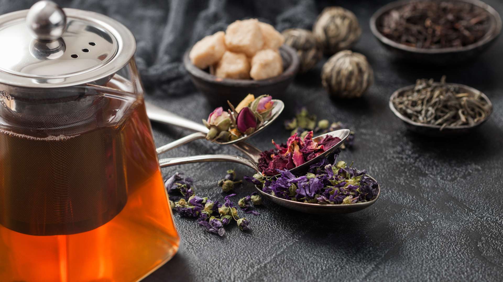 Ζεστό ρόφημα βοτάνων για την αντιμετώπιση του άγχους σε ρουστίκ τραπέζι.