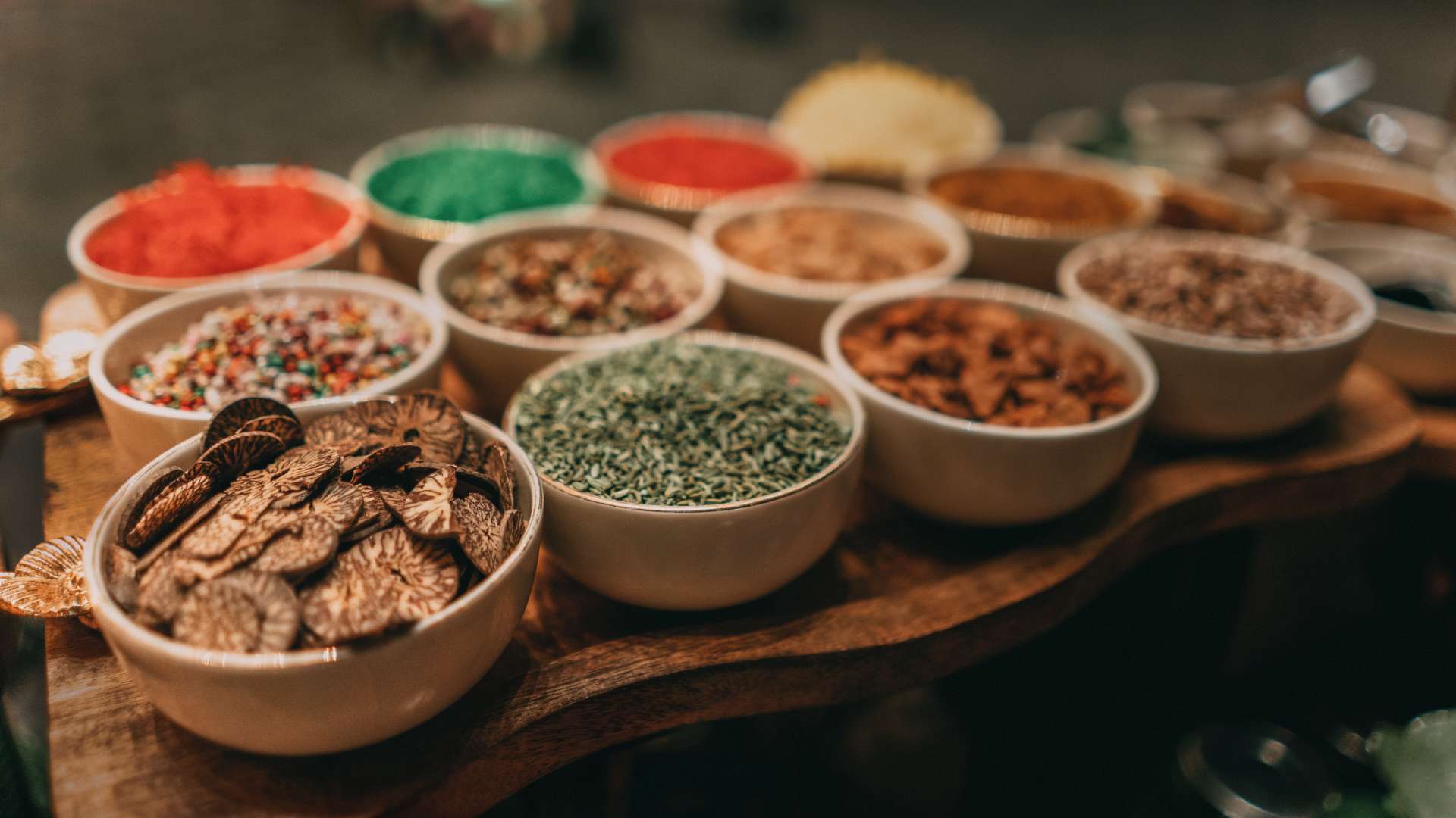 Επιλεγμένα μπαχαρικά σε μπολ για μαγειρική