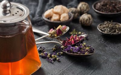 Ζεστό ρόφημα βοτάνων για την αντιμετώπιση του άγχους σε ρουστίκ τραπέζι.